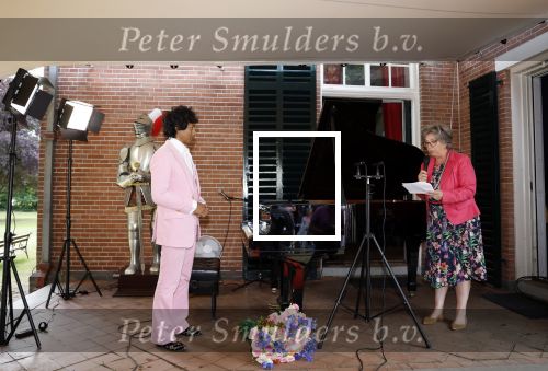 Diepenheim 31 juli 2022
Wibi Soerjadi krijgt na een tuinconcert in de tuin van zij n huis een koninklijke onderscheiding . Zijn nieuwe vriendin Myrthe is aanwezig .