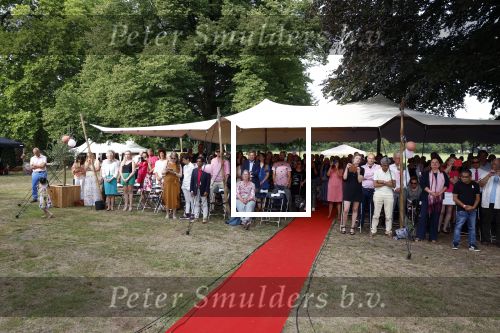 Diepenheim 31 juli 2022
Wibi Soerjadi krijgt na een tuinconcert in de tuin van zij n huis een koninklijke onderscheiding . Zijn nieuwe vriendin Myrthe is aanwezig .