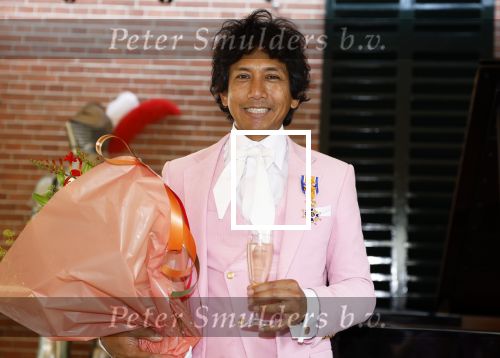 Diepenheim 31 juli 2022
Wibi Soerjadi krijgt na een tuinconcert in de tuin van zij n huis een koninklijke onderscheiding . Zijn nieuwe vriendin Myrthe is aanwezig .