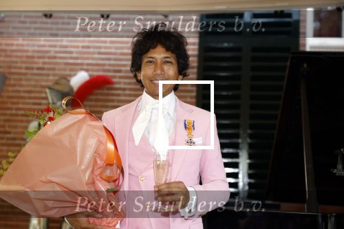 Diepenheim 31 juli 2022
Wibi Soerjadi krijgt na een tuinconcert in de tuin van zij n huis een koninklijke onderscheiding . Zijn nieuwe vriendin Myrthe is aanwezig .