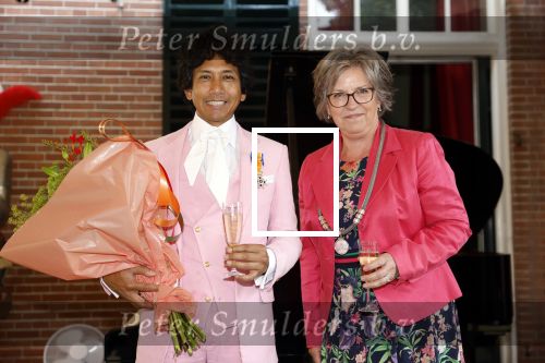 Diepenheim 31 juli 2022
Wibi Soerjadi krijgt na een tuinconcert in de tuin van zij n huis een koninklijke onderscheiding . Zijn nieuwe vriendin Myrthe is aanwezig .