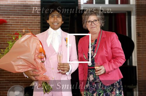 Diepenheim 31 juli 2022
Wibi Soerjadi krijgt na een tuinconcert in de tuin van zij n huis een koninklijke onderscheiding . Zijn nieuwe vriendin Myrthe is aanwezig .