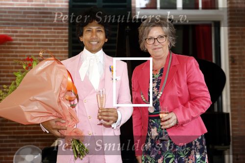 Diepenheim 31 juli 2022
Wibi Soerjadi krijgt na een tuinconcert in de tuin van zij n huis een koninklijke onderscheiding . Zijn nieuwe vriendin Myrthe is aanwezig .