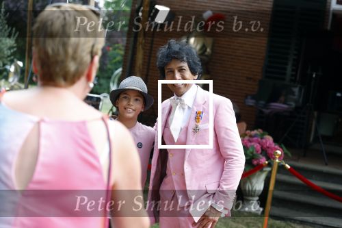 Diepenheim 31 juli 2022
Wibi Soerjadi krijgt na een tuinconcert in de tuin van zij n huis een koninklijke onderscheiding . Zijn nieuwe vriendin Myrthe is aanwezig .