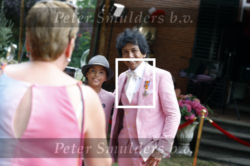 Diepenheim 31 juli 2022
Wibi Soerjadi krijgt na een tuinconcert in de tuin van zij n huis een koninklijke onderscheiding . Zijn nieuwe vriendin Myrthe is aanwezig .