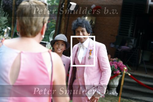 Diepenheim 31 juli 2022
Wibi Soerjadi krijgt na een tuinconcert in de tuin van zij n huis een koninklijke onderscheiding . Zijn nieuwe vriendin Myrthe is aanwezig .