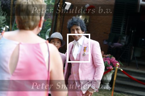 Diepenheim 31 juli 2022
Wibi Soerjadi krijgt na een tuinconcert in de tuin van zij n huis een koninklijke onderscheiding . Zijn nieuwe vriendin Myrthe is aanwezig .