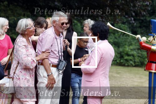 Diepenheim 31 juli 2022
Wibi Soerjadi krijgt na een tuinconcert in de tuin van zij n huis een koninklijke onderscheiding . Zijn nieuwe vriendin Myrthe is aanwezig .