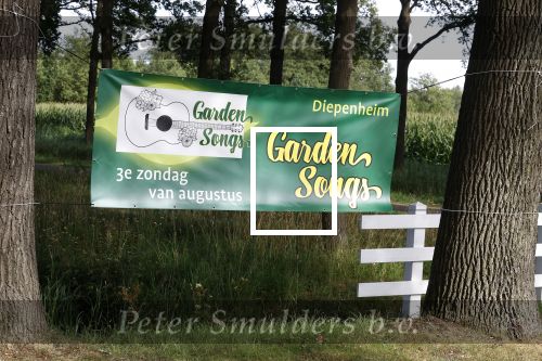Diepenheim 31 juli 2022
Wibi Soerjadi krijgt na een tuinconcert in de tuin van zij n huis een koninklijke onderscheiding . Zijn nieuwe vriendin Myrthe is aanwezig .