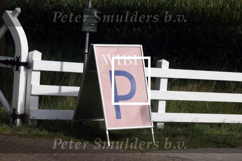 Diepenheim 31 juli 2022
Wibi Soerjadi krijgt na een tuinconcert in de tuin van zij n huis een koninklijke onderscheiding . Zijn nieuwe vriendin Myrthe is aanwezig .