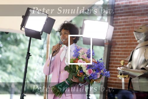 Diepenheim 31 juli 2022
Wibi Soerjadi krijgt na een tuinconcert in de tuin van zij n huis een koninklijke onderscheiding . Zijn nieuwe vriendin Myrthe is aanwezig .