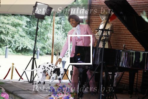 Diepenheim 31 juli 2022
Wibi Soerjadi krijgt na een tuinconcert in de tuin van zij n huis een koninklijke onderscheiding . Zijn nieuwe vriendin Myrthe is aanwezig .