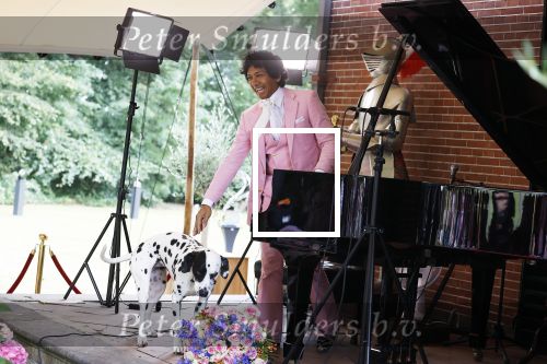 Diepenheim 31 juli 2022
Wibi Soerjadi krijgt na een tuinconcert in de tuin van zij n huis een koninklijke onderscheiding . Zijn nieuwe vriendin Myrthe is aanwezig .