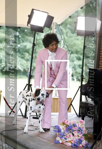 Diepenheim 31 juli 2022
Wibi Soerjadi krijgt na een tuinconcert in de tuin van zij n huis een koninklijke onderscheiding . Zijn nieuwe vriendin Myrthe is aanwezig .