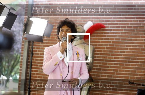 Diepenheim 31 juli 2022
Wibi Soerjadi krijgt na een tuinconcert in de tuin van zij n huis een koninklijke onderscheiding . Zijn nieuwe vriendin Myrthe is aanwezig .