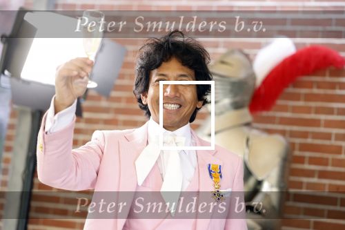 Diepenheim 31 juli 2022
Wibi Soerjadi krijgt na een tuinconcert in de tuin van zij n huis een koninklijke onderscheiding . Zijn nieuwe vriendin Myrthe is aanwezig .