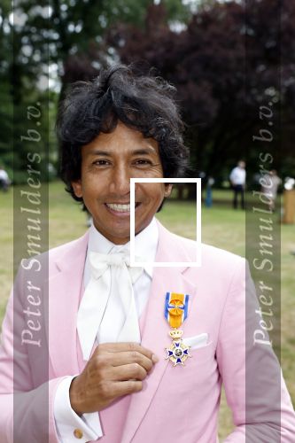 Diepenheim 31 juli 2022
Wibi Soerjadi krijgt na een tuinconcert in de tuin van zij n huis een koninklijke onderscheiding . Zijn nieuwe vriendin Myrthe is aanwezig .