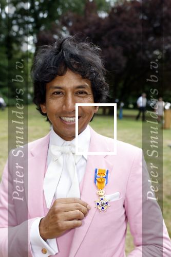 Diepenheim 31 juli 2022
Wibi Soerjadi krijgt na een tuinconcert in de tuin van zij n huis een koninklijke onderscheiding . Zijn nieuwe vriendin Myrthe is aanwezig .