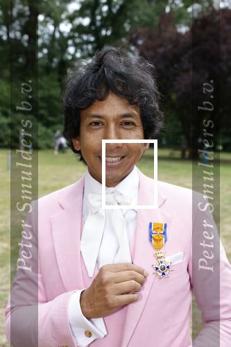 Diepenheim 31 juli 2022
Wibi Soerjadi krijgt na een tuinconcert in de tuin van zij n huis een koninklijke onderscheiding . Zijn nieuwe vriendin Myrthe is aanwezig .