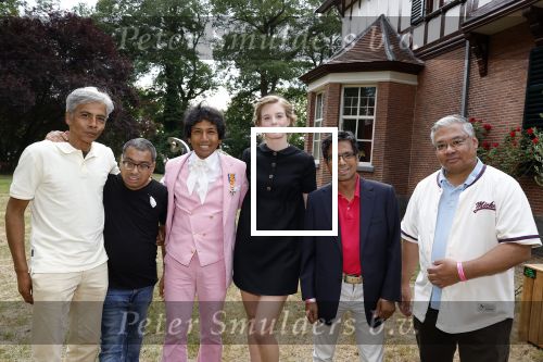 Diepenheim 31 juli 2022
Wibi Soerjadi krijgt na een tuinconcert in de tuin van zij n huis een koninklijke onderscheiding . Zijn nieuwe vriendin Mirthe is aanwezig . Wibi met zijn browrs en Mirthe