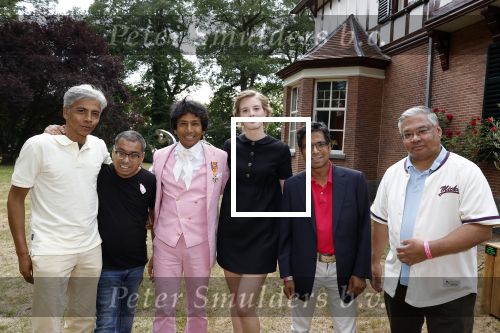 Diepenheim 31 juli 2022
Wibi Soerjadi krijgt na een tuinconcert in de tuin van zij n huis een koninklijke onderscheiding . Zijn nieuwe vriendin Mirthe is aanwezig . Wibi met zijn browrs en Mirthe