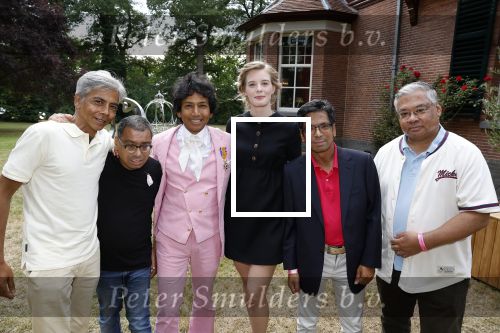 Diepenheim 31 juli 2022
Wibi Soerjadi krijgt na een tuinconcert in de tuin van zij n huis een koninklijke onderscheiding . Zijn nieuwe vriendin Mirthe is aanwezig . Wibi met zijn browrs en Mirthe
