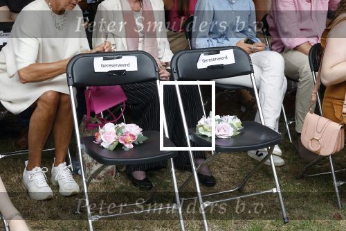 Diepenheim 31 juli 2022
Wibi Soerjadi krijgt na een tuinconcert in de tuin van zij n huis een koninklijke onderscheiding . Zijn nieuwe vriendin Myrthe is aanwezig . Wibi houdt altijd 2 plekjes vrij voor zijn overleden ouders