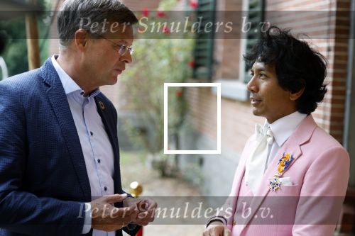 Diepenheim 31 juli 2022
Wibi Soerjadi krijgt na een tuinconcert in de tuin van zij n huis een koninklijke onderscheiding . Zijn nieuwe vriendin Myrthe is aanwezig . Wibi met Jan Peter Balkenende en Henk kamp
