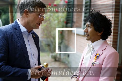 Diepenheim 31 juli 2022
Wibi Soerjadi krijgt na een tuinconcert in de tuin van zij n huis een koninklijke onderscheiding . Zijn nieuwe vriendin Myrthe is aanwezig . Wibi met Jan Peter Balkenende en Henk kamp