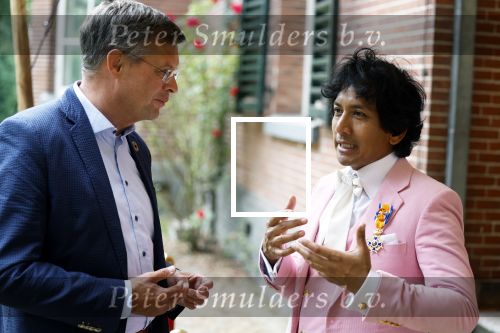 Diepenheim 31 juli 2022
Wibi Soerjadi krijgt na een tuinconcert in de tuin van zij n huis een koninklijke onderscheiding . Zijn nieuwe vriendin Myrthe is aanwezig . Wibi met Jan Peter Balkenende en Henk kamp