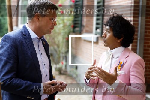 Diepenheim 31 juli 2022
Wibi Soerjadi krijgt na een tuinconcert in de tuin van zij n huis een koninklijke onderscheiding . Zijn nieuwe vriendin Myrthe is aanwezig . Wibi met Jan Peter Balkenende en Henk kamp