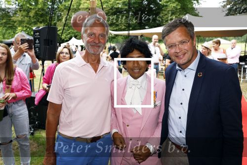 Diepenheim 31 juli 2022
Wibi Soerjadi krijgt na een tuinconcert in de tuin van zij n huis een koninklijke onderscheiding . Zijn nieuwe vriendin Myrthe is aanwezig . Wibi met Jan Peter Balkenende en Henk kamp