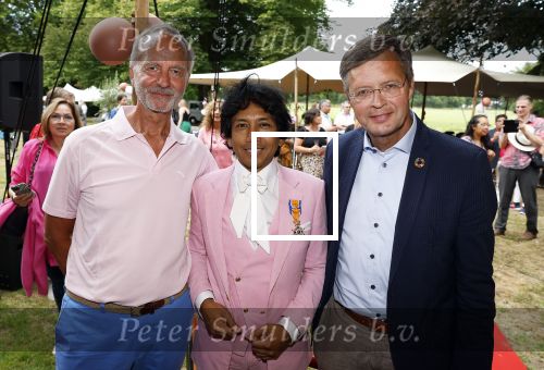 Diepenheim 31 juli 2022
Wibi Soerjadi krijgt na een tuinconcert in de tuin van zij n huis een koninklijke onderscheiding . Zijn nieuwe vriendin Myrthe is aanwezig . Wibi met Jan Peter Balkenende en Henk kamp