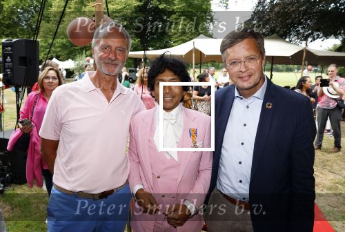 Diepenheim 31 juli 2022
Wibi Soerjadi krijgt na een tuinconcert in de tuin van zij n huis een koninklijke onderscheiding . Zijn nieuwe vriendin Myrthe is aanwezig . Wibi met Jan Peter Balkenende en Henk kamp