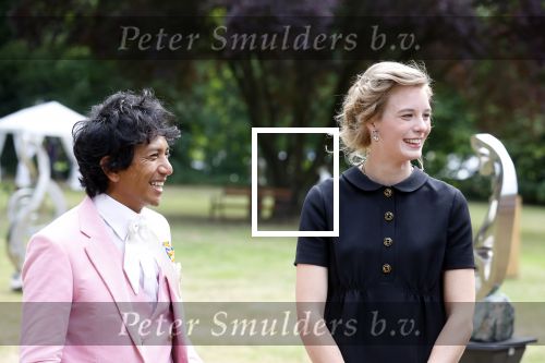 Diepenheim 31 juli 2022
Wibi Soerjadi krijgt na een tuinconcert in de tuin van zij n huis een koninklijke onderscheiding . Zijn nieuwe vriendin Mirthe is aanwezig .