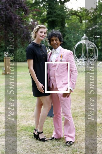 Diepenheim 31 juli 2022
Wibi Soerjadi krijgt na een tuinconcert in de tuin van zij n huis een koninklijke onderscheiding . Zijn nieuwe vriendin Mirthe is aanwezig .