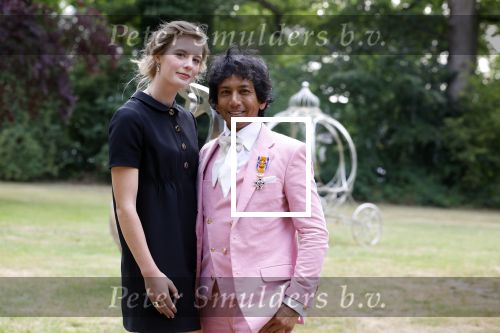 Diepenheim 31 juli 2022
Wibi Soerjadi krijgt na een tuinconcert in de tuin van zij n huis een koninklijke onderscheiding . Zijn nieuwe vriendin Mirthe is aanwezig .