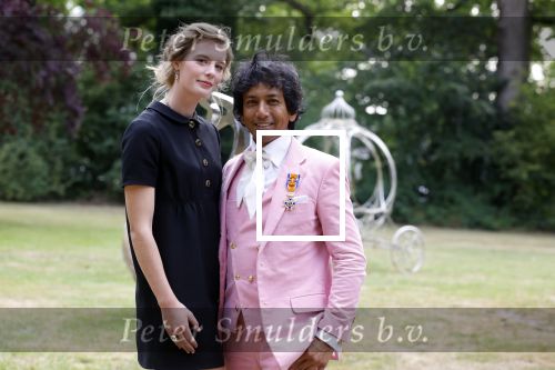 Diepenheim 31 juli 2022
Wibi Soerjadi krijgt na een tuinconcert in de tuin van zij n huis een koninklijke onderscheiding . Zijn nieuwe vriendin Mirthe is aanwezig .
