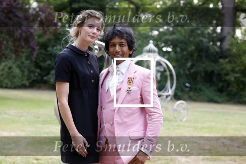 Diepenheim 31 juli 2022
Wibi Soerjadi krijgt na een tuinconcert in de tuin van zij n huis een koninklijke onderscheiding . Zijn nieuwe vriendin Mirthe is aanwezig .