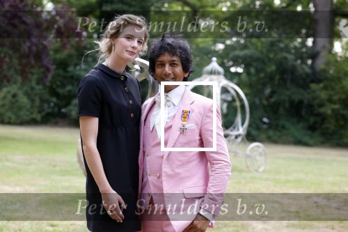 Diepenheim 31 juli 2022
Wibi Soerjadi krijgt na een tuinconcert in de tuin van zij n huis een koninklijke onderscheiding . Zijn nieuwe vriendin Mirthe is aanwezig .