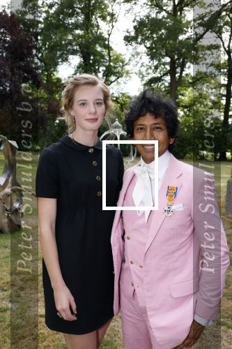 Diepenheim 31 juli 2022
Wibi Soerjadi krijgt na een tuinconcert in de tuin van zij n huis een koninklijke onderscheiding . Zijn nieuwe vriendin Mirthe is aanwezig .