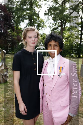Diepenheim 31 juli 2022
Wibi Soerjadi krijgt na een tuinconcert in de tuin van zij n huis een koninklijke onderscheiding . Zijn nieuwe vriendin Mirthe is aanwezig .