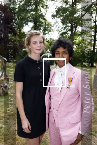 Diepenheim 31 juli 2022
Wibi Soerjadi krijgt na een tuinconcert in de tuin van zij n huis een koninklijke onderscheiding . Zijn nieuwe vriendin Mirthe is aanwezig .