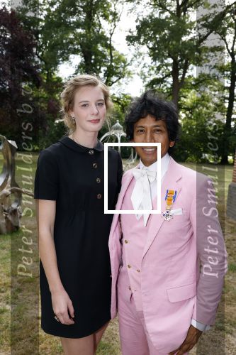 Diepenheim 31 juli 2022
Wibi Soerjadi krijgt na een tuinconcert in de tuin van zij n huis een koninklijke onderscheiding . Zijn nieuwe vriendin Mirthe is aanwezig .