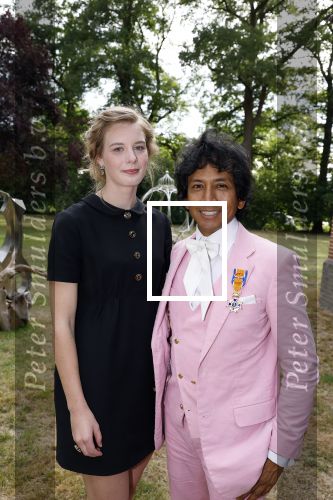 Diepenheim 31 juli 2022
Wibi Soerjadi krijgt na een tuinconcert in de tuin van zij n huis een koninklijke onderscheiding . Zijn nieuwe vriendin Mirthe is aanwezig .