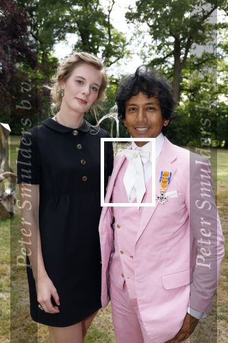 Diepenheim 31 juli 2022
Wibi Soerjadi krijgt na een tuinconcert in de tuin van zij n huis een koninklijke onderscheiding . Zijn nieuwe vriendin Mirthe is aanwezig .