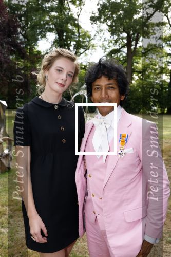 Diepenheim 31 juli 2022
Wibi Soerjadi krijgt na een tuinconcert in de tuin van zij n huis een koninklijke onderscheiding . Zijn nieuwe vriendin Mirthe is aanwezig .