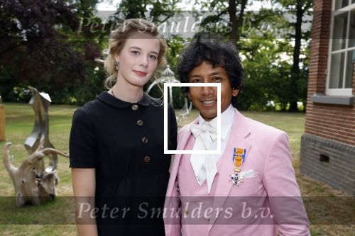 Diepenheim 31 juli 2022
Wibi Soerjadi krijgt na een tuinconcert in de tuin van zij n huis een koninklijke onderscheiding . Zijn nieuwe vriendin Mirthe is aanwezig .