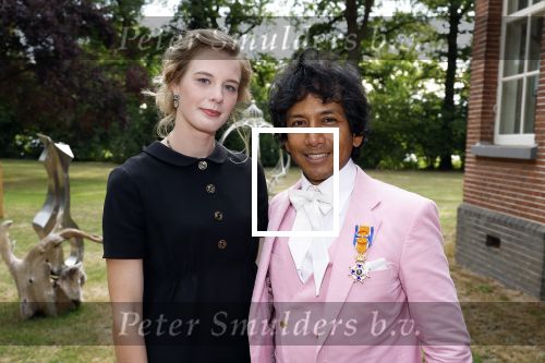 Diepenheim 31 juli 2022
Wibi Soerjadi krijgt na een tuinconcert in de tuin van zij n huis een koninklijke onderscheiding . Zijn nieuwe vriendin Mirthe is aanwezig .