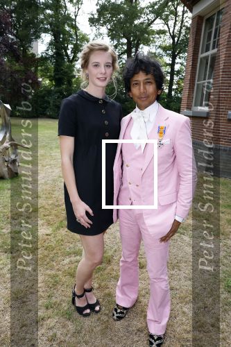Diepenheim 31 juli 2022
Wibi Soerjadi krijgt na een tuinconcert in de tuin van zij n huis een koninklijke onderscheiding . Zijn nieuwe vriendin Mirthe is aanwezig .